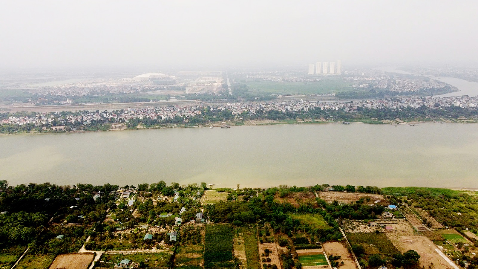 Theo KTS Trương Văn Quảng, H&agrave; Nội kh&ocirc;ng n&ecirc;n x&acirc;y dựng những c&ocirc;ng tr&igrave;nh cao tầng hay x&acirc;y dựng với mật độ cao ở ven s&ocirc;ng Hồng. (Ảnh: Tiến H&agrave;o)