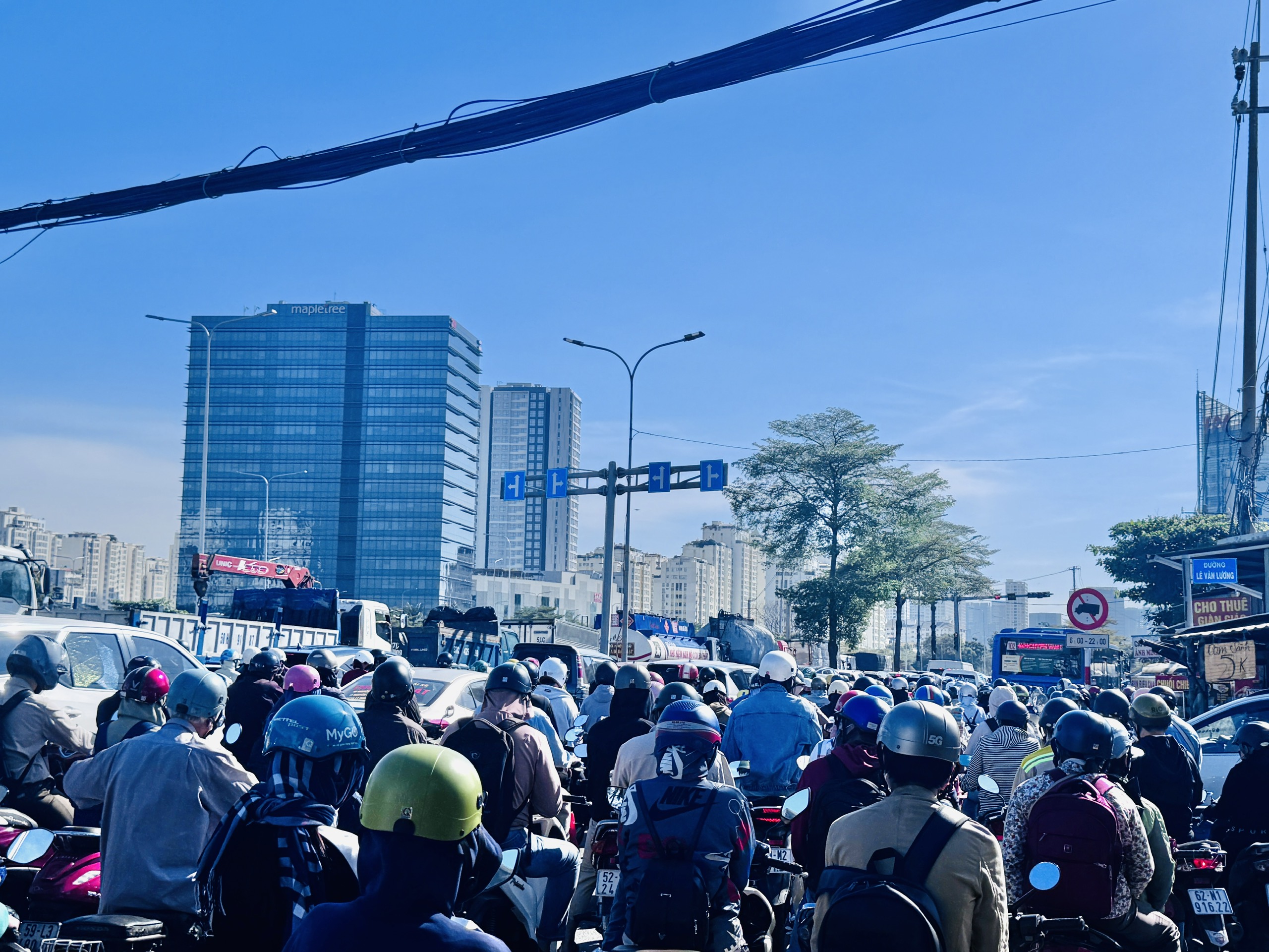 Đường phố TP.HCM đông đúc, ùn tắc giao thông tại các tuyến cửa ngõ sau kỳ nghỉ lễ- Ảnh 6. Đường phố TP.HCM đông đúc, ùn tắc giao thông tại các tuyến cửa ngõ sau kỳ nghỉ lễ- Ảnh 6.