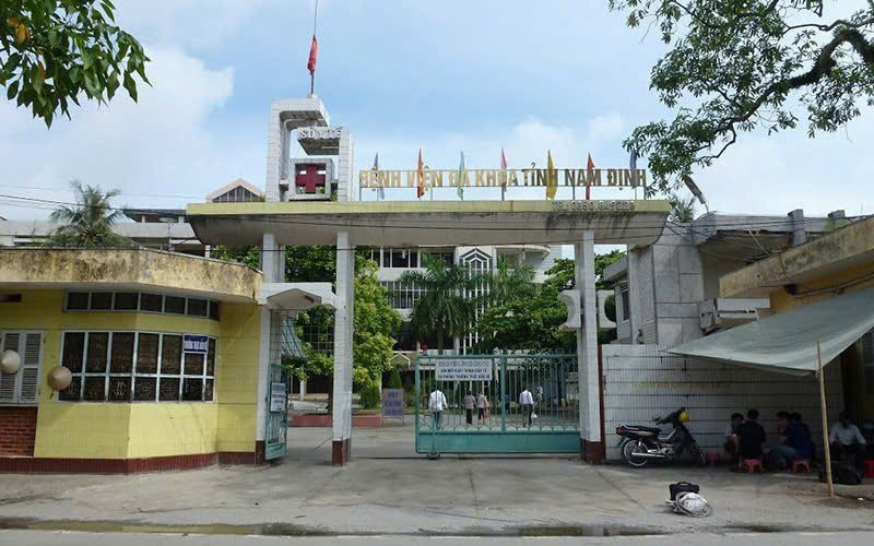 Đ&igrave;nh chỉ một số nh&acirc;n vi&ecirc;n y tế vụ ch&aacute;u b&eacute; bị y&ecirc;u cầu đ&oacute;ng viện ph&iacute; mới cấp cứu ở Nam Định- Ảnh 1.