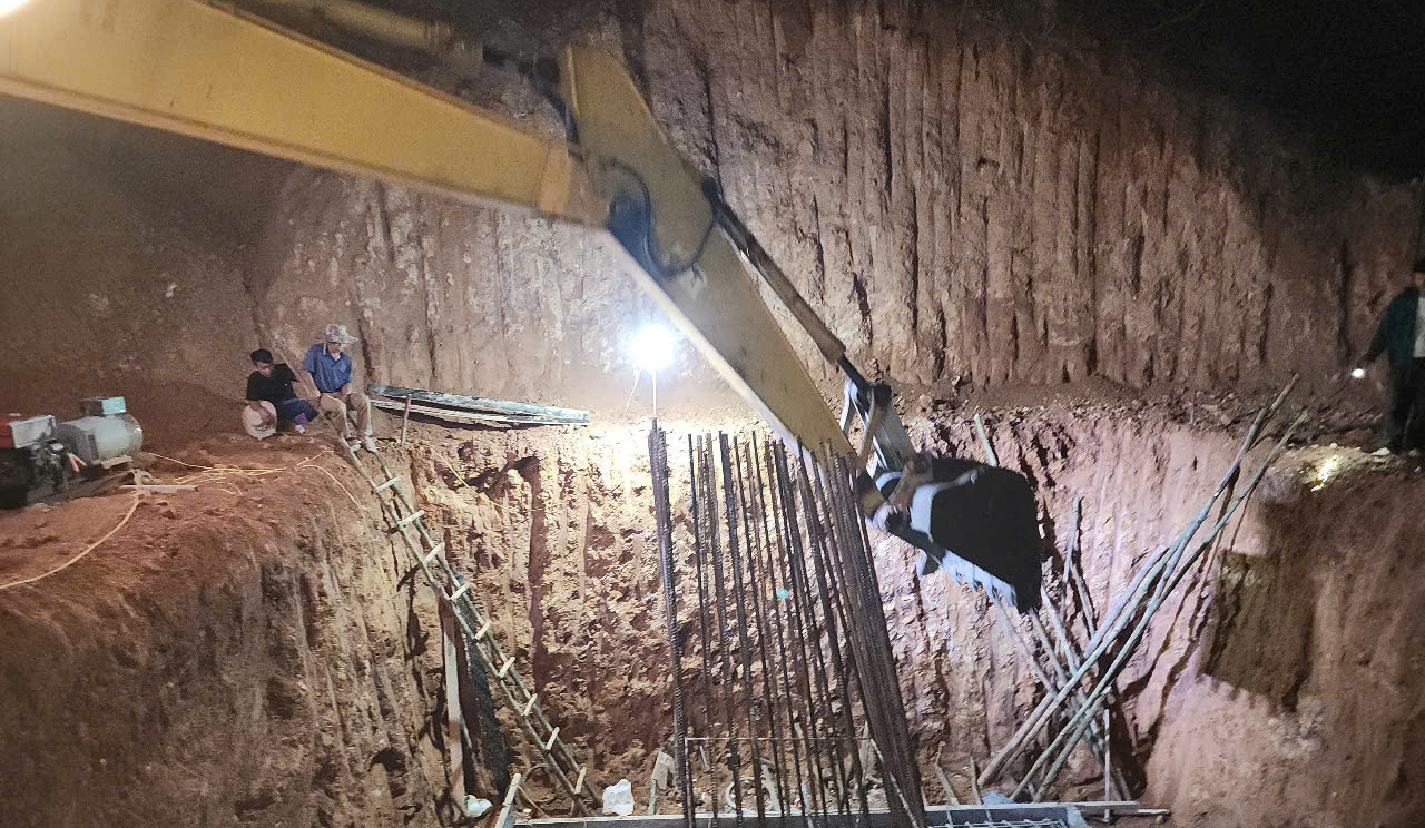 Những b&ocirc;ng hồng sạm nắng tr&ecirc;n c&ocirc;ng trường thi c&ocirc;ng đường d&acirc;y 500kV L&agrave;o Cai - Vĩnh Y&ecirc;n- Ảnh 23.