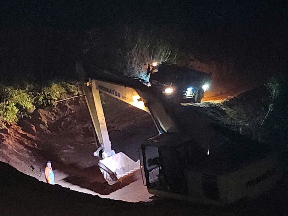 Những b&ocirc;ng hồng sạm nắng tr&ecirc;n c&ocirc;ng trường thi c&ocirc;ng đường d&acirc;y 500kV L&agrave;o Cai - Vĩnh Y&ecirc;n- Ảnh 24.