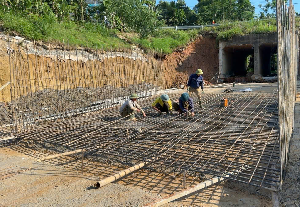 Người d&acirc;n đ&agrave;o đất tr&aacute;i ph&eacute;p, quốc lộ 8C đối mặt nguy cơ chậm tiến độ- Ảnh 2.