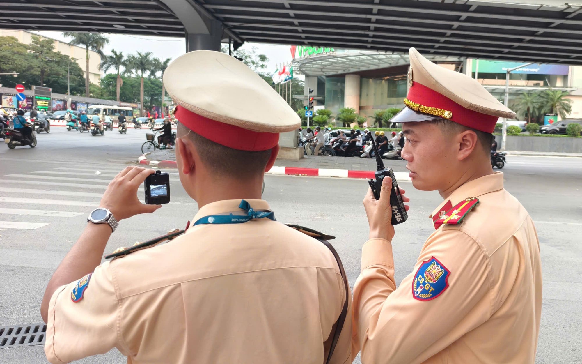 H&agrave;ng loạt xe m&aacute;y đi ngược chiều, leo vỉa h&egrave; bị CSGT ghi h&igrave;nh phạt nguội