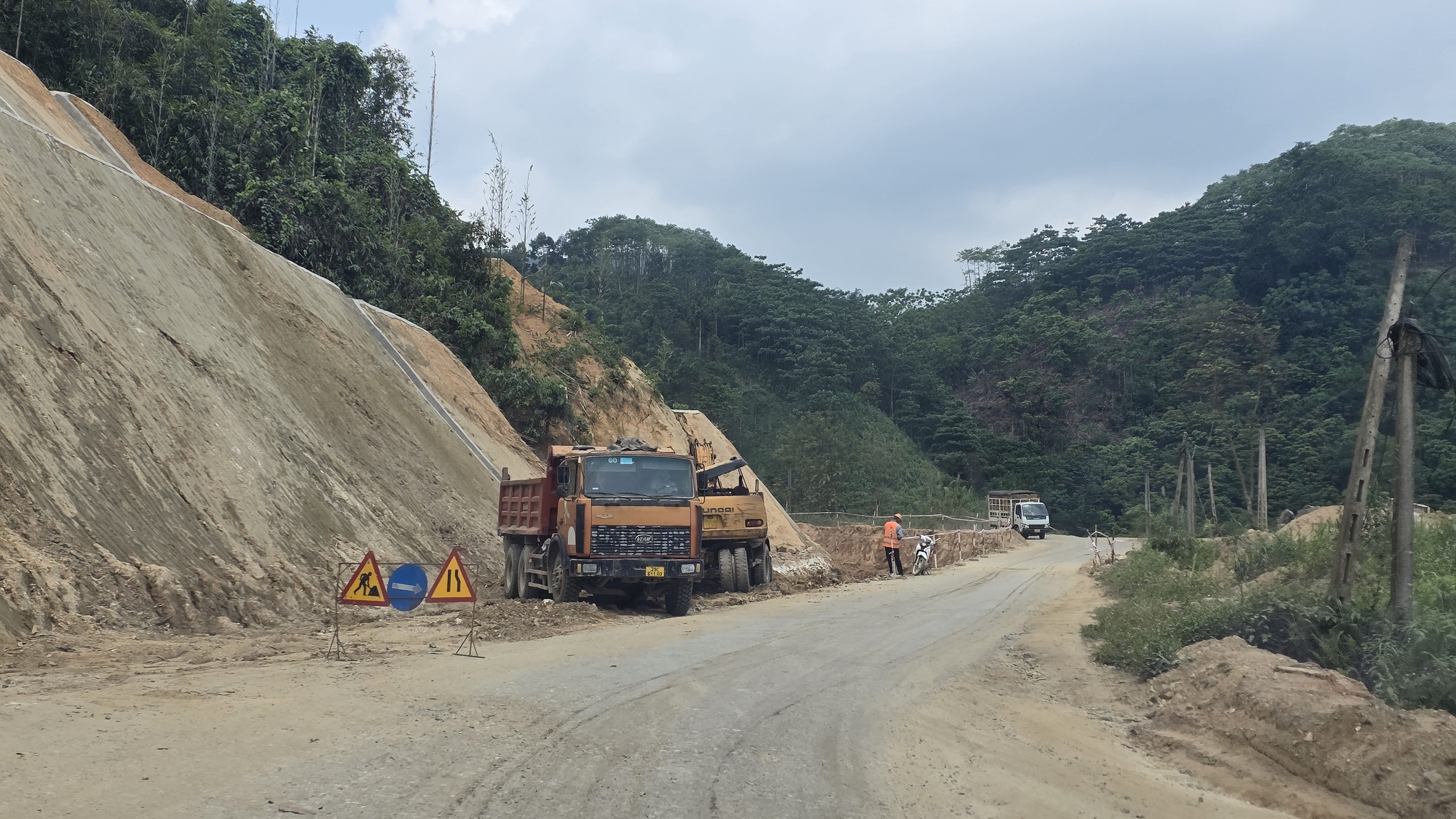 Thi c&ocirc;ng "3 ca 4 k&iacute;p" đưa đường ngh&igrave;n tỷ nối L&agrave;o Cai - Lai Ch&acirc;u về đ&iacute;ch 30/6- Ảnh 3.