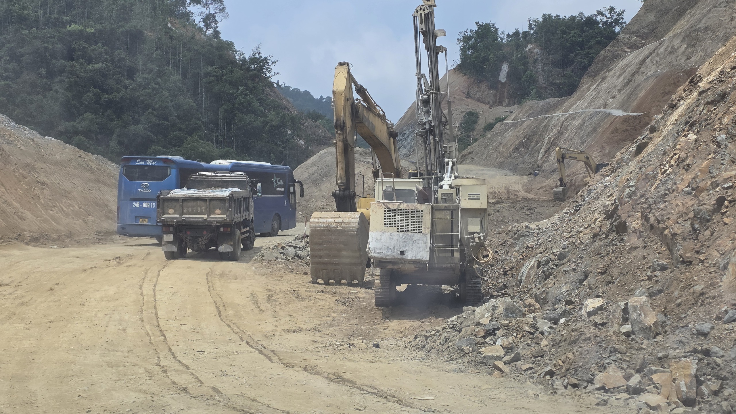 Thi c&ocirc;ng "3 ca 4 k&iacute;p" đưa đường ngh&igrave;n tỷ nối L&agrave;o Cai - Lai Ch&acirc;u về đ&iacute;ch 30/6- Ảnh 4.