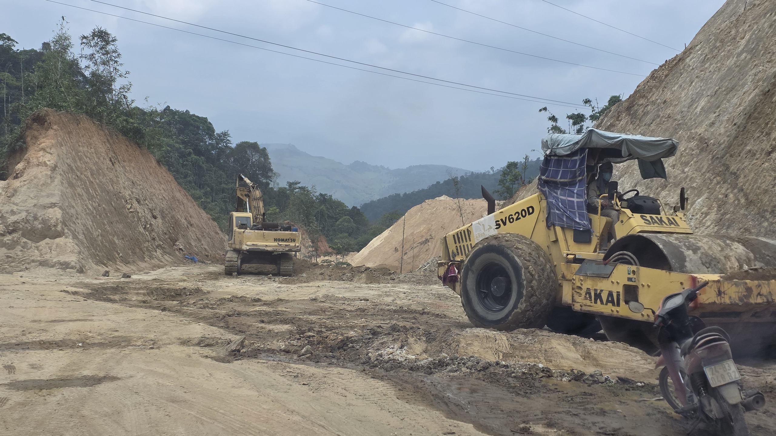 Thi c&ocirc;ng "3 ca 4 k&iacute;p" đưa đường ngh&igrave;n tỷ nối L&agrave;o Cai - Lai Ch&acirc;u về đ&iacute;ch 30/6- Ảnh 5.