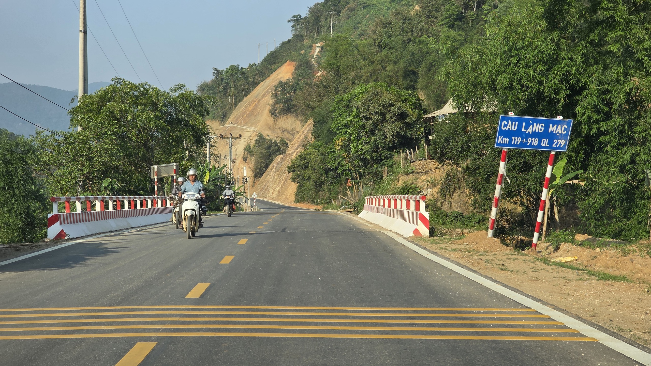 Thi c&ocirc;ng "3 ca 4 k&iacute;p" đưa đường ngh&igrave;n tỷ nối L&agrave;o Cai - Lai Ch&acirc;u về đ&iacute;ch 30/6- Ảnh 12.