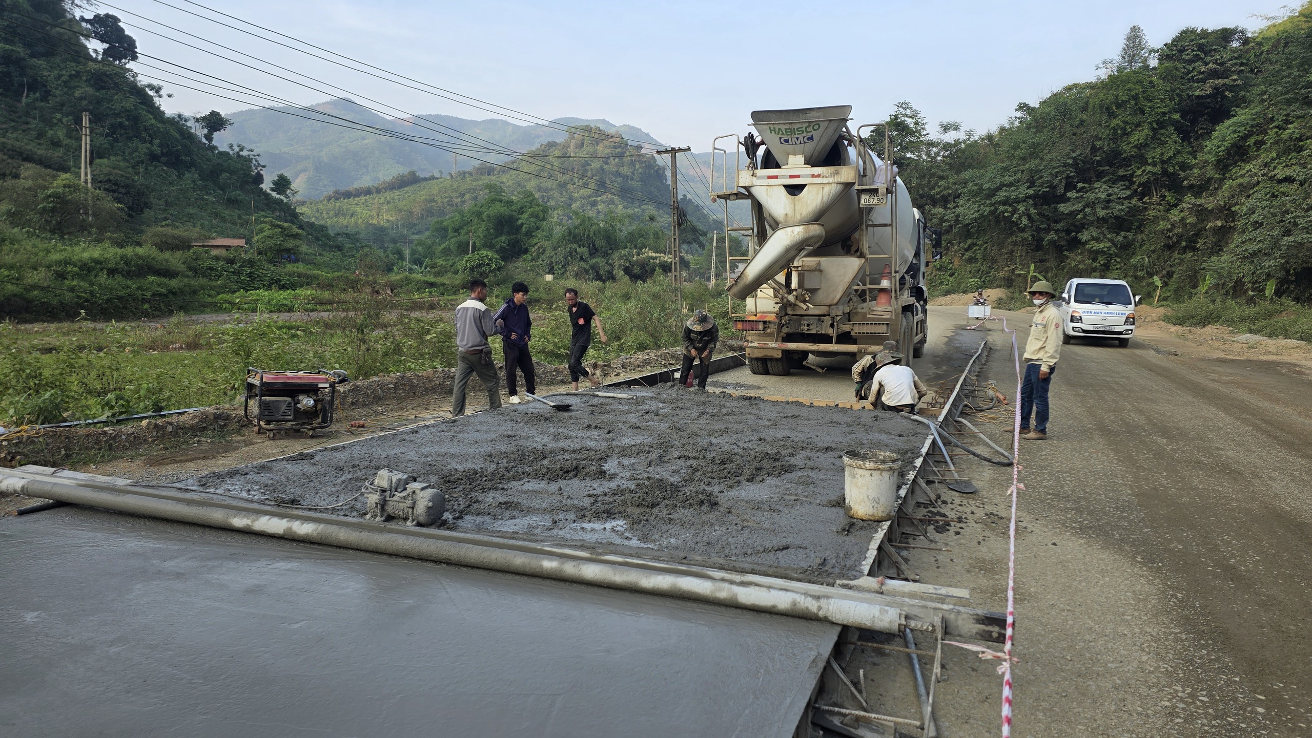 Thi c&ocirc;ng "3 ca 4 k&iacute;p" đưa đường ngh&igrave;n tỷ nối L&agrave;o Cai - Lai Ch&acirc;u về đ&iacute;ch 30/6- Ảnh 7.