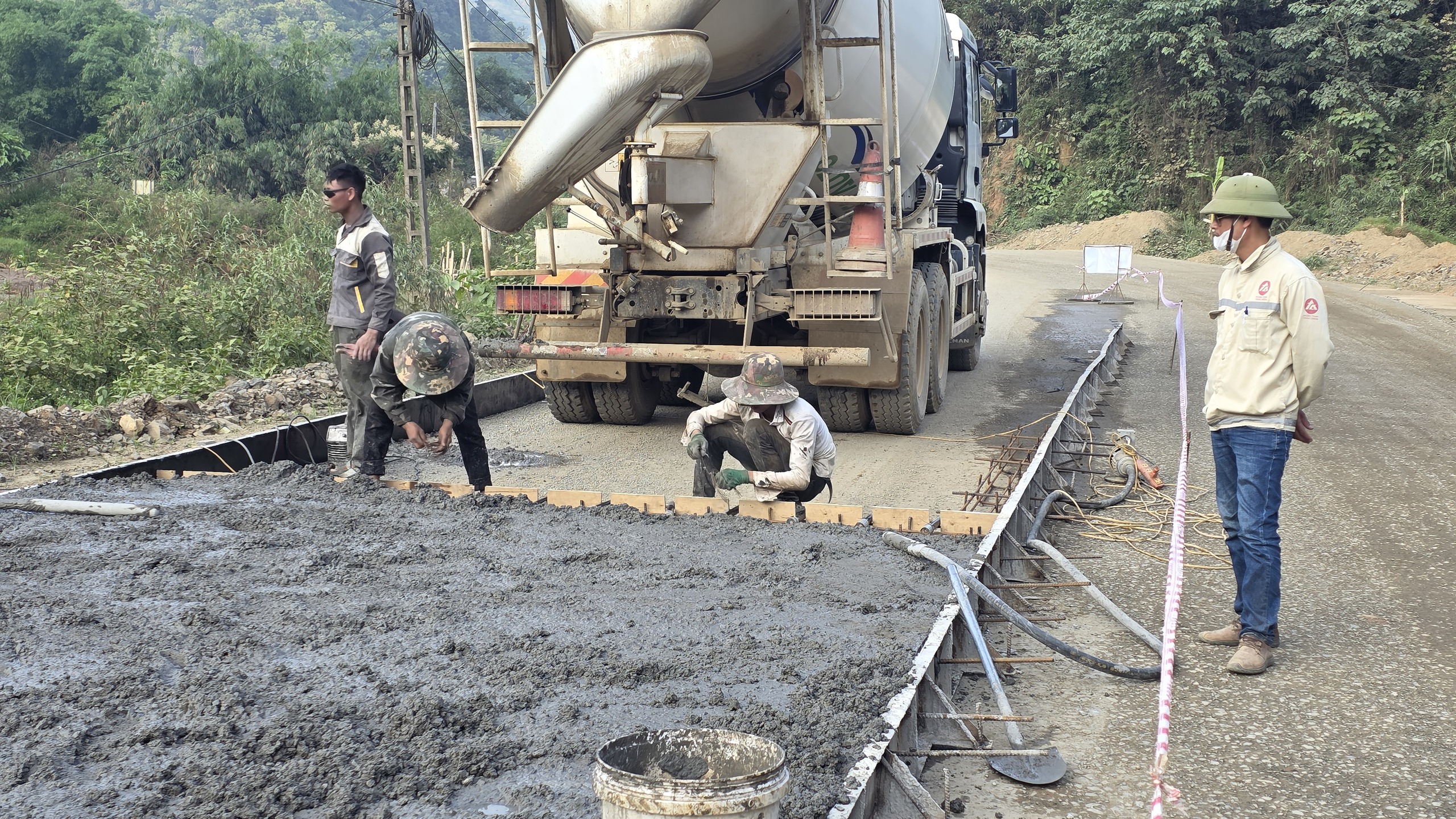 Thi c&ocirc;ng "3 ca 4 k&iacute;p" đưa đường ngh&igrave;n tỷ nối L&agrave;o Cai - Lai Ch&acirc;u về đ&iacute;ch 30/6- Ảnh 8.