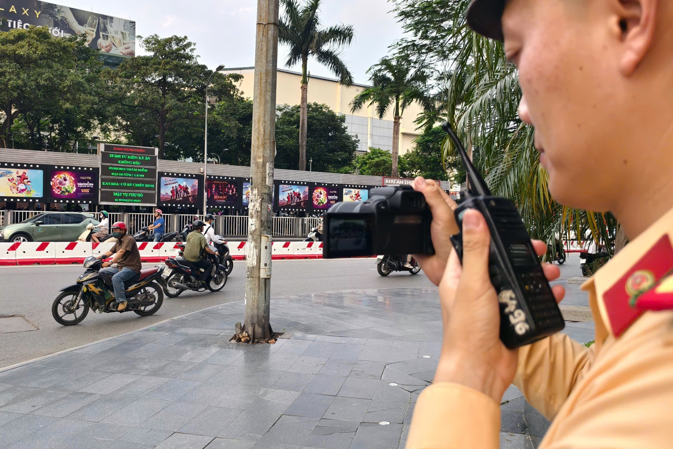 H&agrave; Nội: CSGT bố tr&iacute; hơn 20 điểm ghi h&igrave;nh lưu động, xử nghi&ecirc;m t&igrave;nh trạng nhờn luật- Ảnh 2.