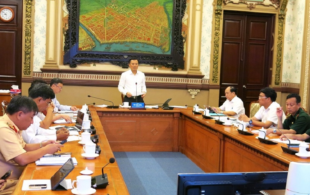 TP.HCM cần c&oacute; phương &aacute;n ri&ecirc;ng khắc phục tr&agrave;n dầu do t&agrave;u va chạm tr&ecirc;n s&ocirc;ng L&ograve;ng T&agrave;u- Ảnh 1.