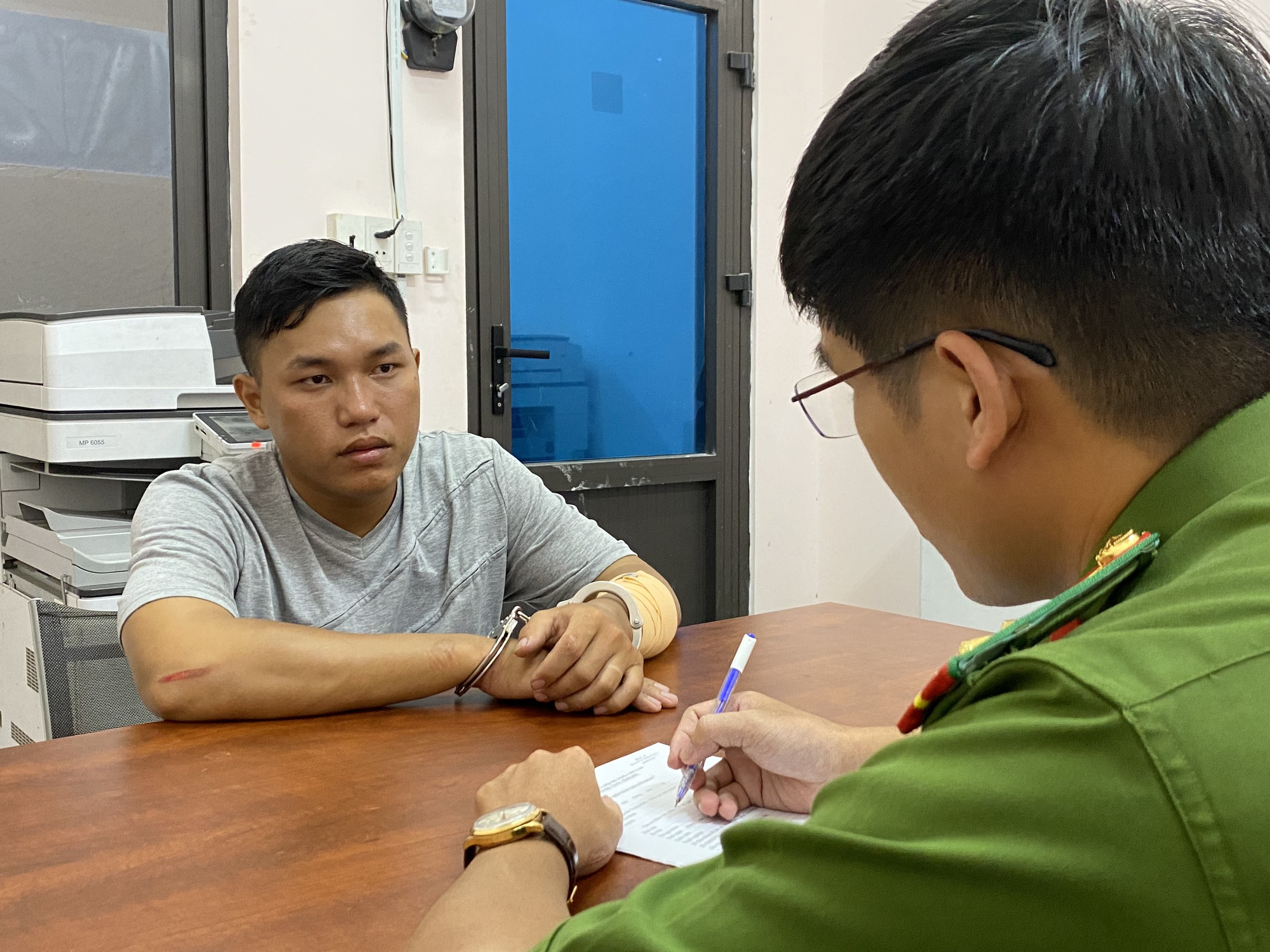 Hai anh em ruột x&ocirc;ng v&agrave;o cướp tiệm v&agrave;ng ở H&oacute;c M&ocirc;n khai g&igrave; tại cơ quan điều tra?- Ảnh 4.