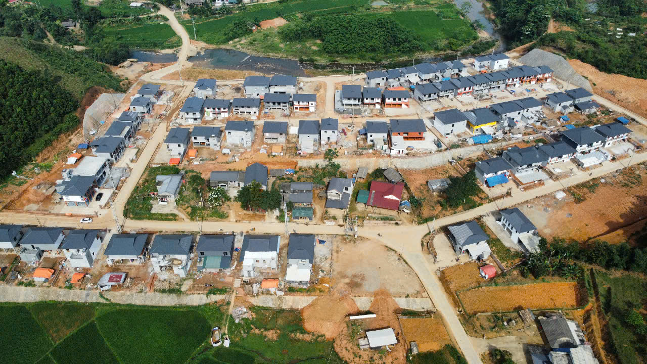 Ph&uacute; Thọ: Bất ngờ với khu t&aacute;i định cư đẹp như nh&agrave; ở liền kề giữa v&ugrave;ng đồi n&uacute;i- Ảnh 1.