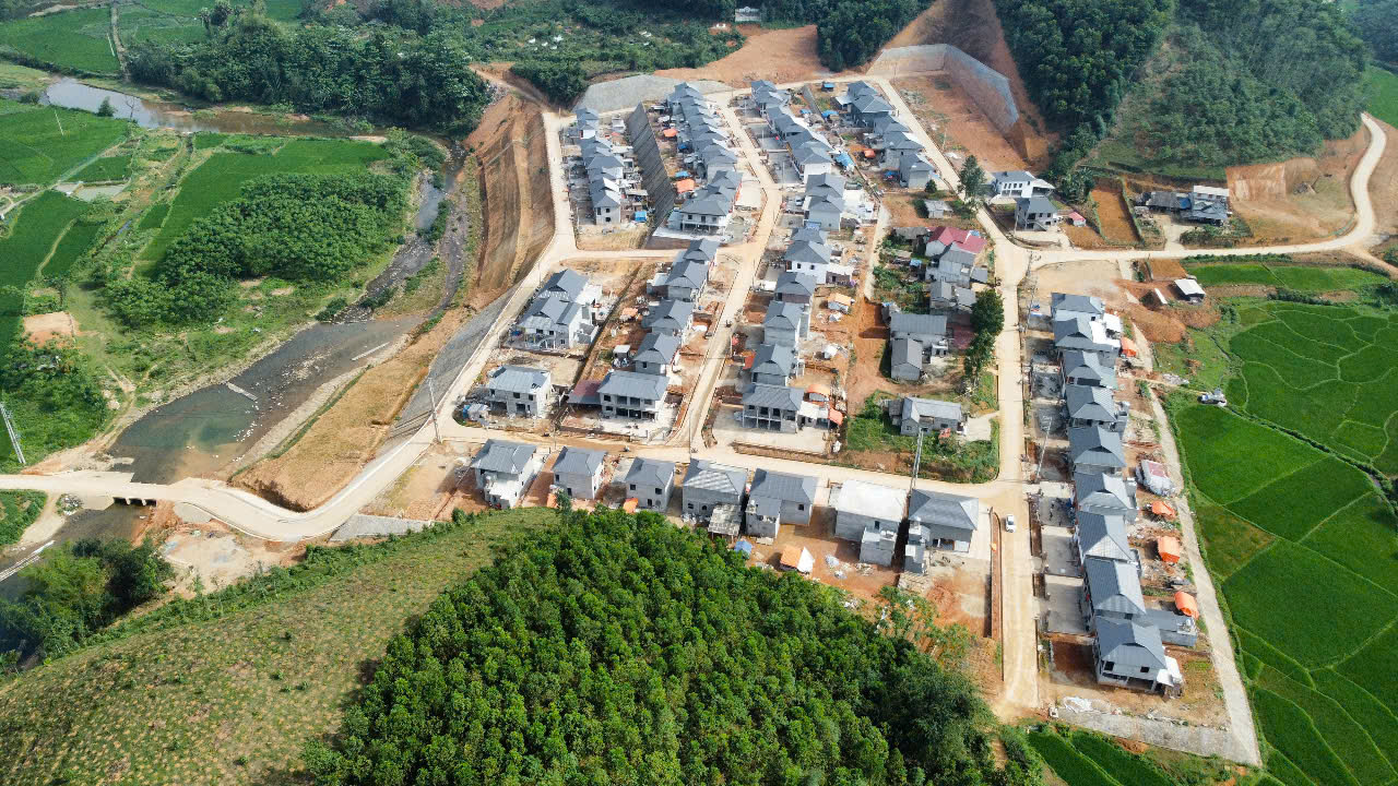 Ph&uacute; Thọ: Bất ngờ với khu t&aacute;i định cư đẹp như nh&agrave; ở liền kề giữa v&ugrave;ng đồi n&uacute;i- Ảnh 2.