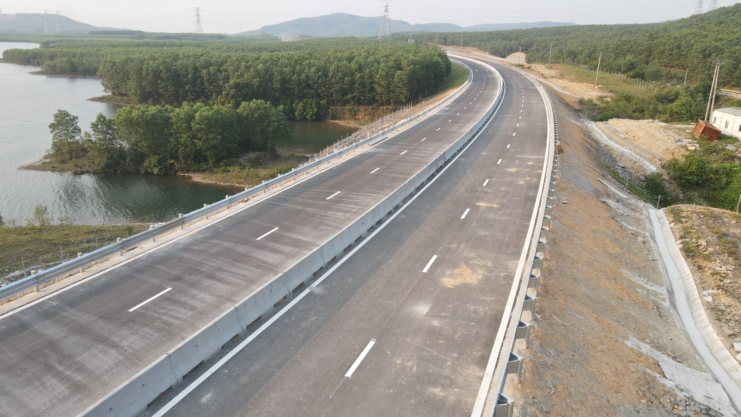 Vượt nắng nóng, đưa cao tốc Vũng Áng - Bùng cán đích cuối tháng 6- Ảnh 1. Vượt nắng nóng, đưa cao tốc Vũng Áng - Bùng cán đích cuối tháng 6- Ảnh 1.