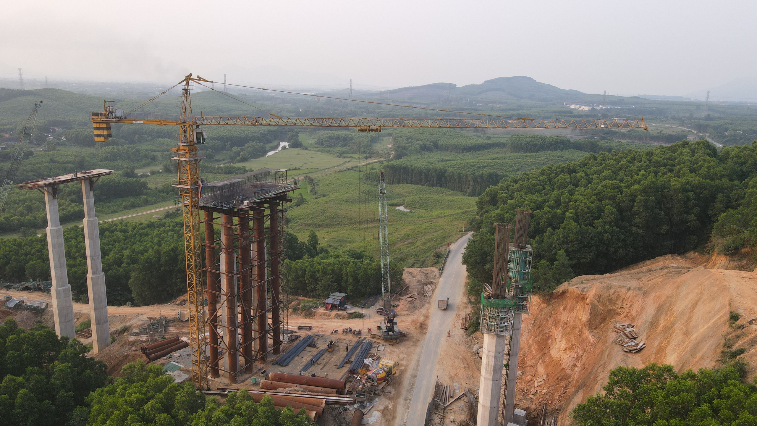 Vượt nắng nóng, đưa cao tốc Vũng Áng - Bùng cán đích cuối tháng 6- Ảnh 3. Vượt nắng nóng, đưa cao tốc Vũng Áng - Bùng cán đích cuối tháng 6- Ảnh 3.