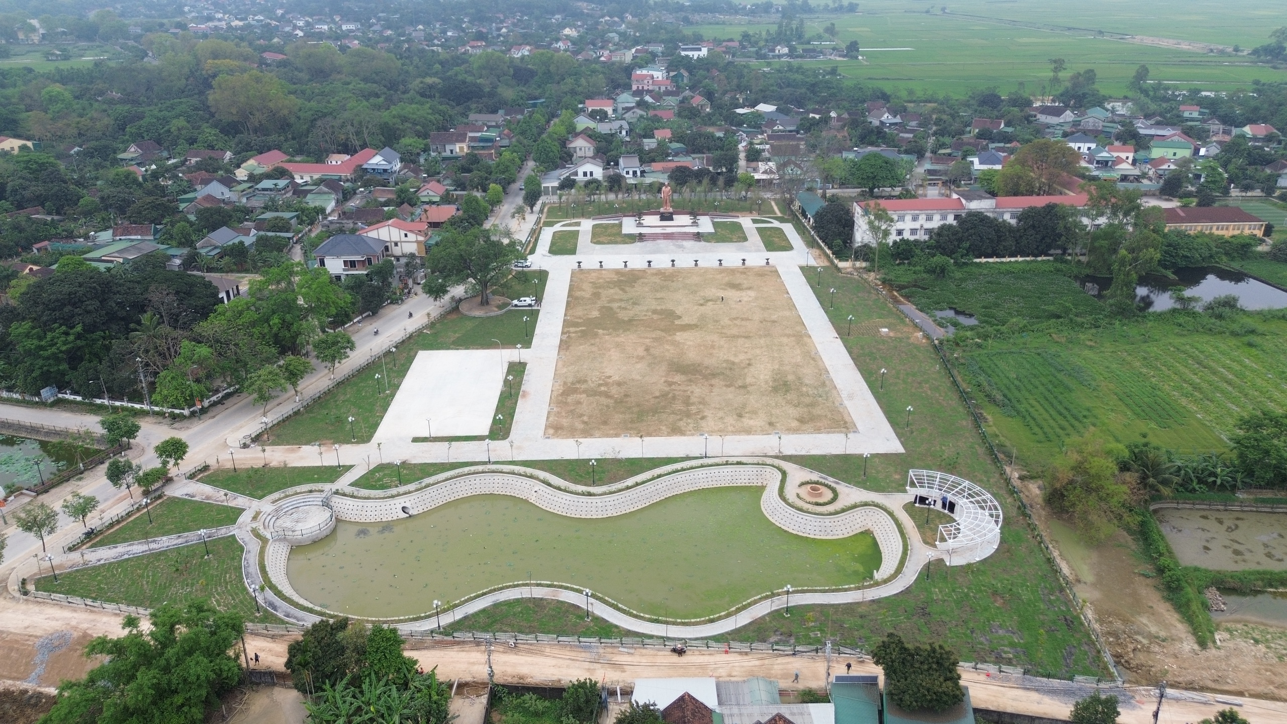 Kh&aacute;nh th&agrave;nh tượng đ&agrave;i &ldquo;B&aacute;c Hồ về thăm qu&ecirc;&rdquo; v&agrave;o dịp Lễ hội L&agrave;ng Sen- Ảnh 1.