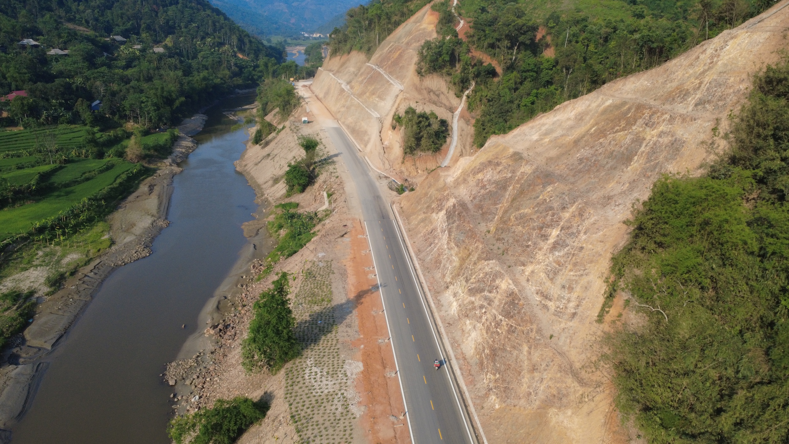 Thi c&ocirc;ng "3 ca 4 k&iacute;p" đưa đường ngh&igrave;n tỷ nối L&agrave;o Cai - Lai Ch&acirc;u về đ&iacute;ch 30/6- Ảnh 13.