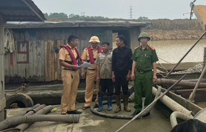 CSGT đường thủy Bắc Giang ph&aacute;t hiện, xử l&yacute; h&agrave;ng chục phương tiện kh&ocirc;ng kiểm định- Ảnh 2.