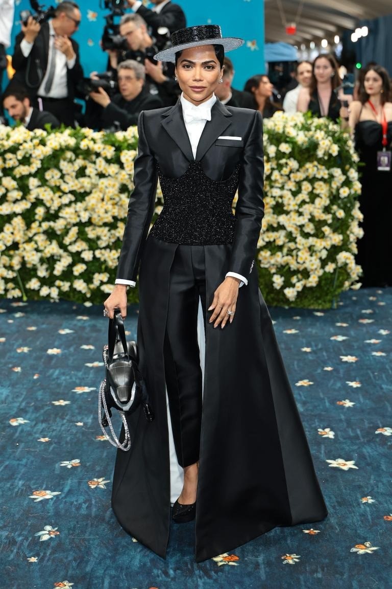 Lisa (BlackPink) diện bodysuit d&aacute;ng nội y tr&ecirc;n thảm đỏ Met Gala 2025- Ảnh 7.