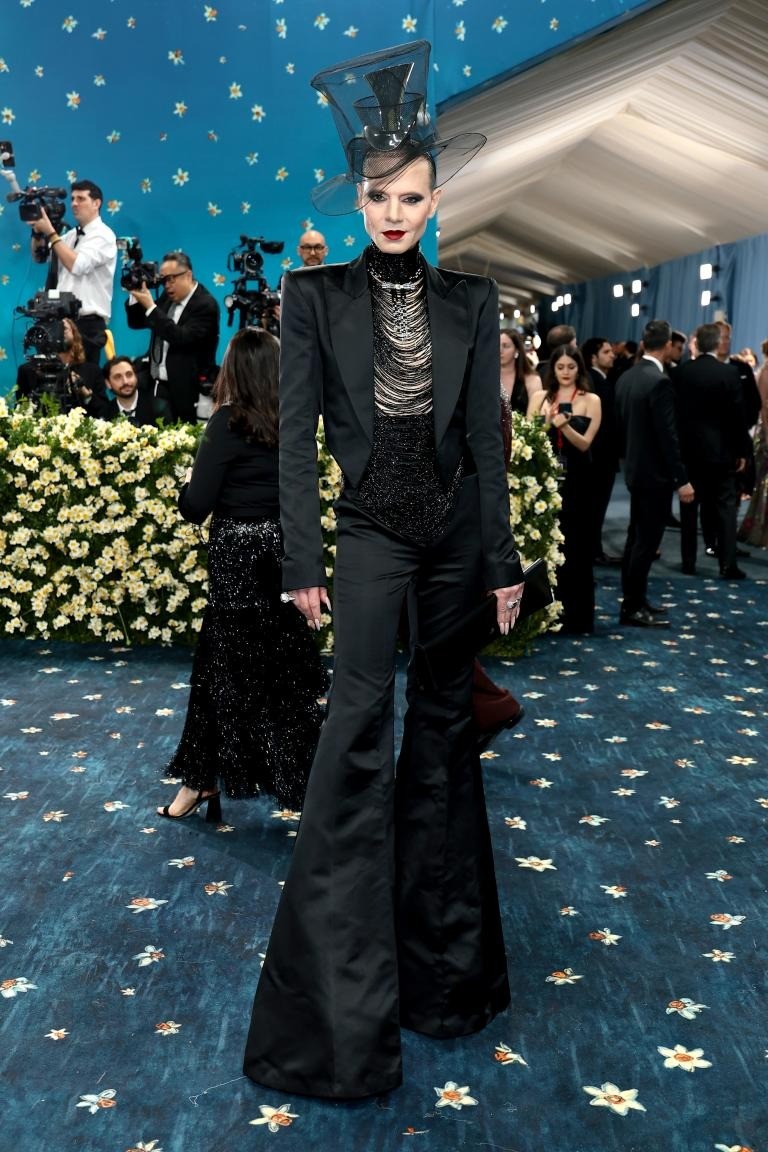 Lisa (BlackPink) diện bodysuit d&aacute;ng nội y tr&ecirc;n thảm đỏ Met Gala 2025- Ảnh 6.