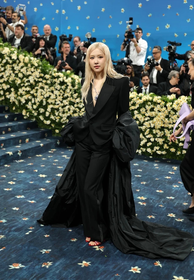 Lisa (BlackPink) diện bodysuit d&aacute;ng nội y tr&ecirc;n thảm đỏ Met Gala 2025- Ảnh 3.