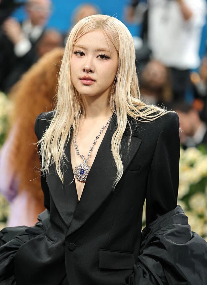 Lisa (BlackPink) diện bodysuit d&aacute;ng nội y tr&ecirc;n thảm đỏ Met Gala 2025- Ảnh 4.