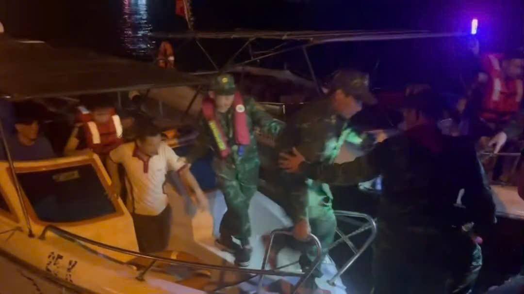 Sóng to, sương mù dày đặc, chìm tàu chở 6 thuyền viên trên vùng biển Cát Bà- Ảnh 1. Sóng to, sương mù dày đặc, chìm tàu chở 6 thuyền viên trên vùng biển Cát Bà- Ảnh 1.