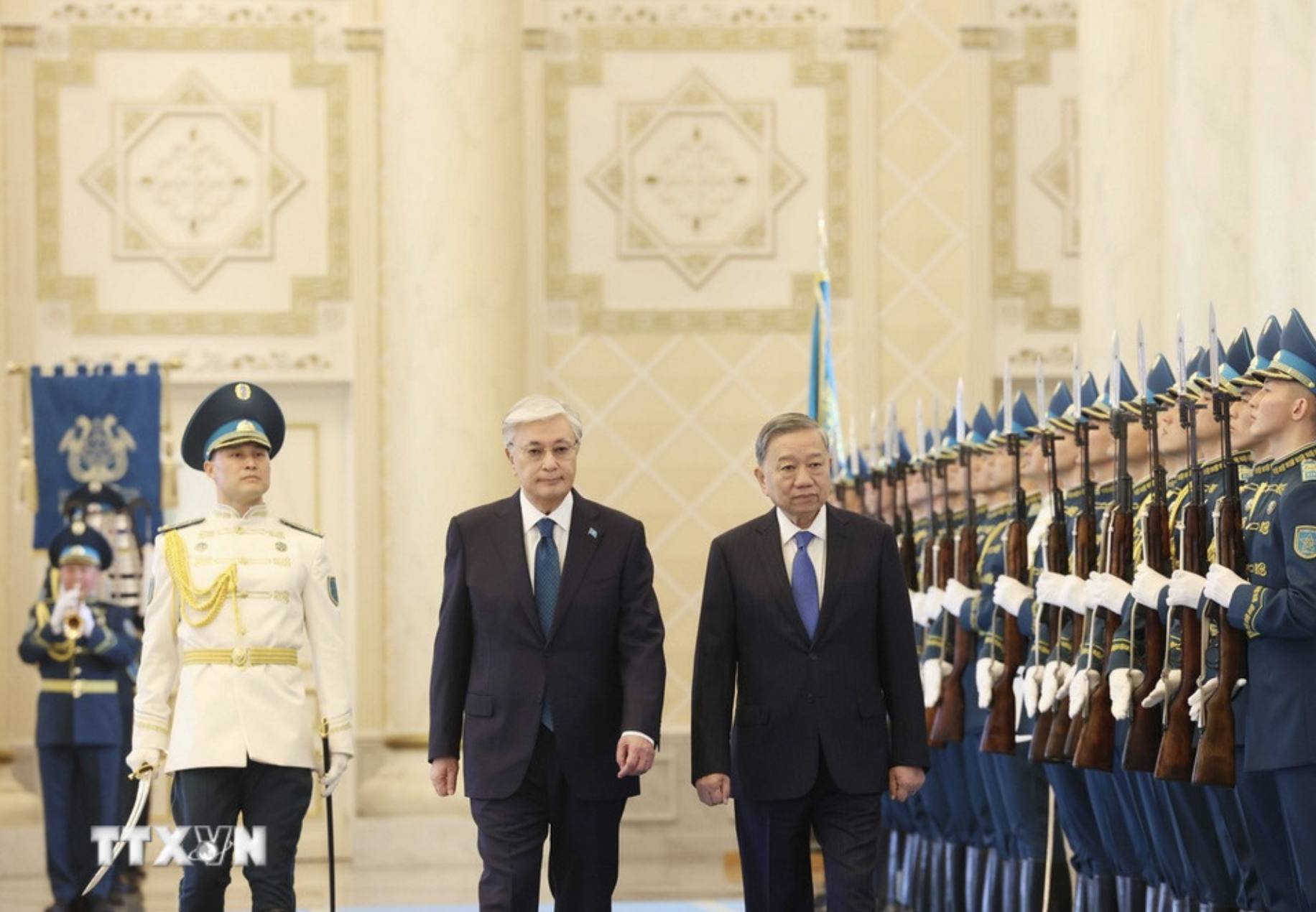 Kazakhstan tổ chức lễ đ&oacute;n trọng thể Tổng B&iacute; thư T&ocirc; L&acirc;m v&agrave; Phu nh&acirc;n- Ảnh 7.