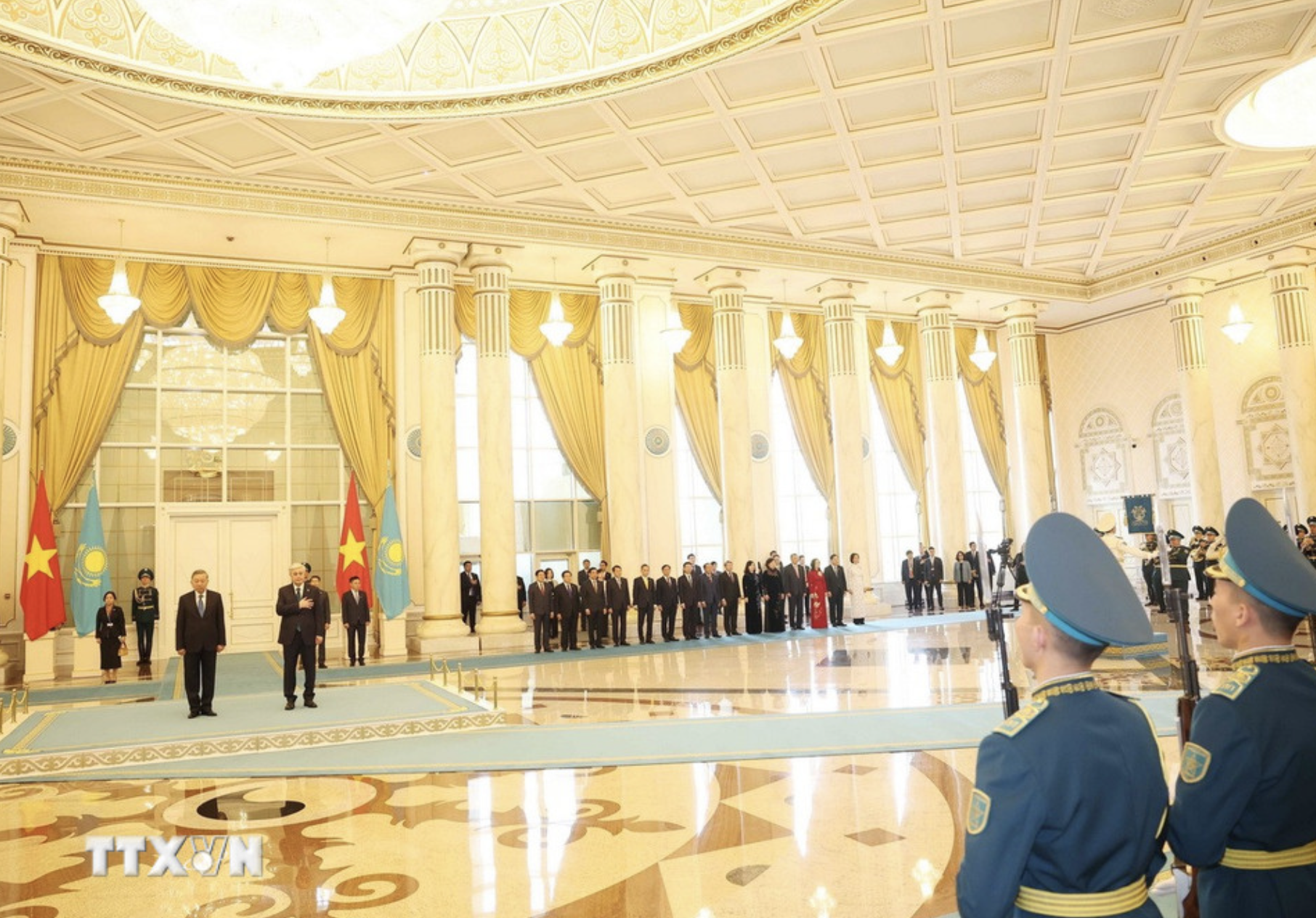 Kazakhstan tổ chức lễ đ&oacute;n trọng thể Tổng B&iacute; thư T&ocirc; L&acirc;m v&agrave; Phu nh&acirc;n- Ảnh 6.