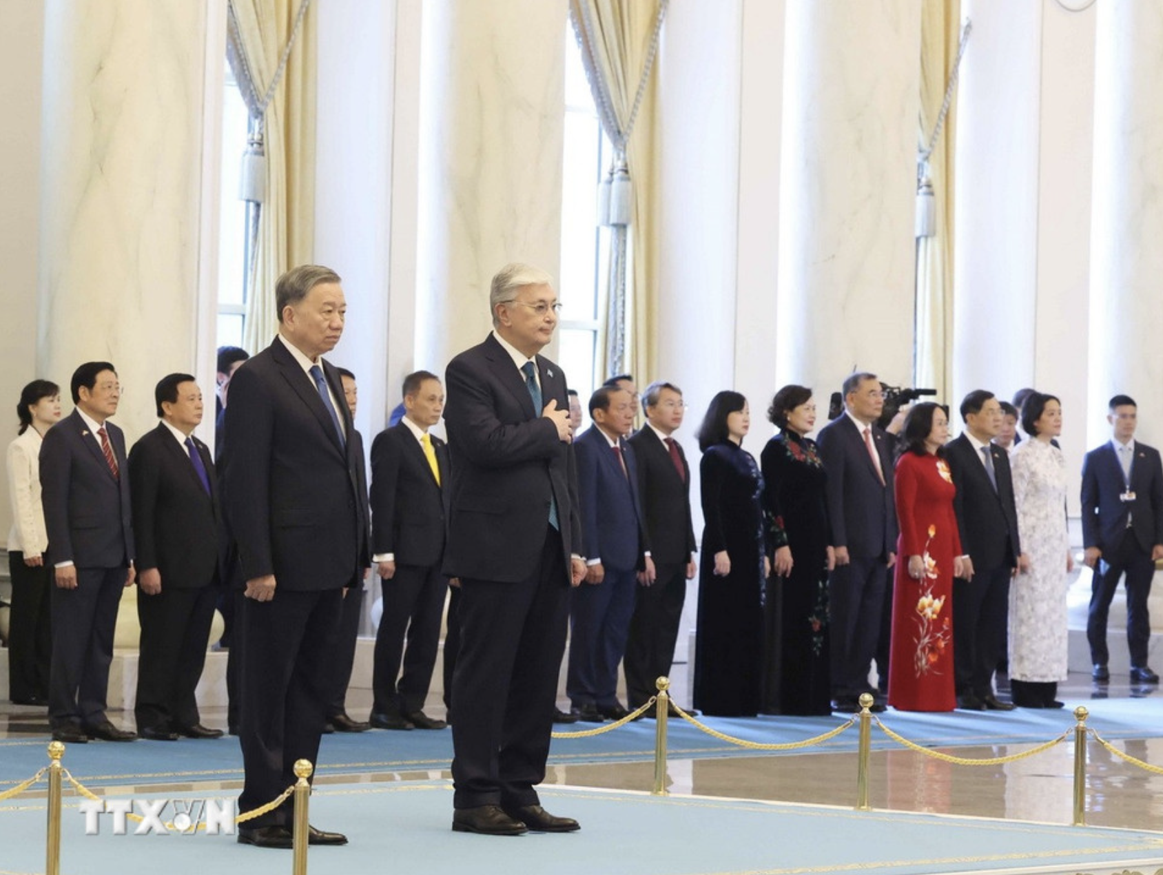 Kazakhstan tổ chức lễ đ&oacute;n trọng thể Tổng B&iacute; thư T&ocirc; L&acirc;m v&agrave; Phu nh&acirc;n- Ảnh 4.