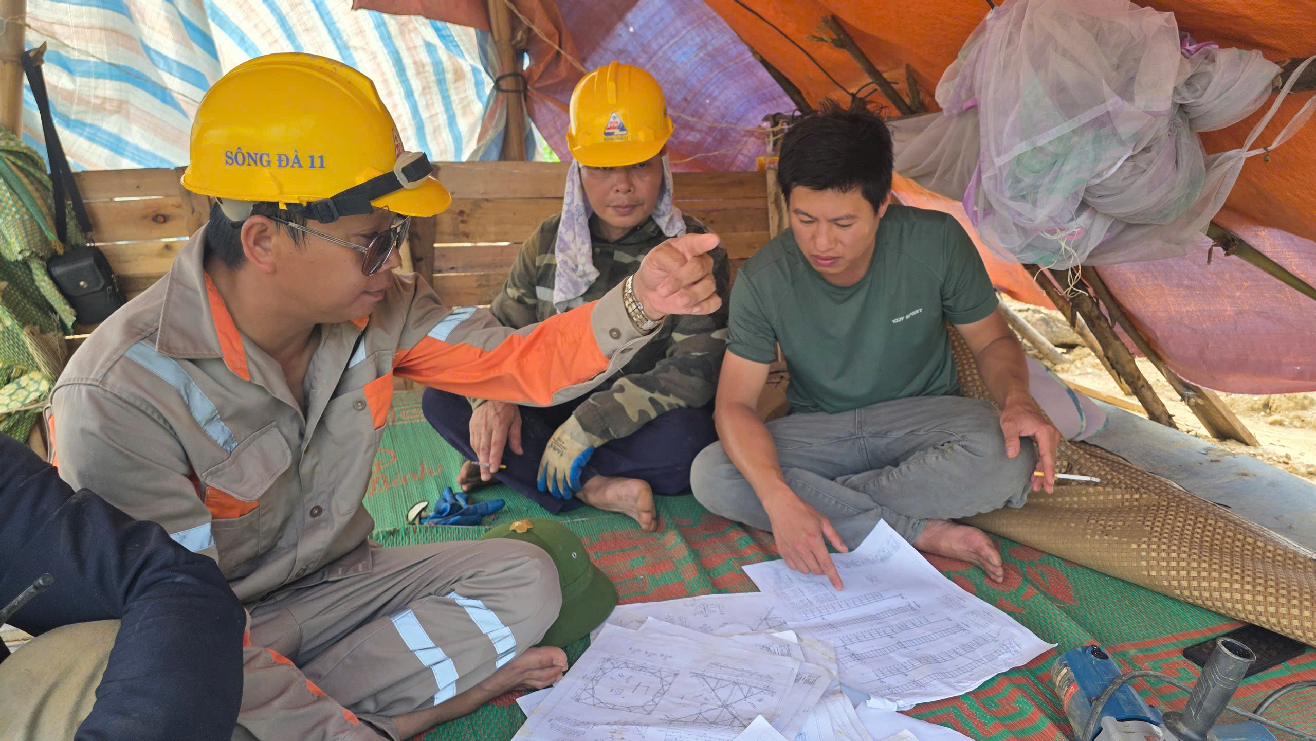 Những b&ocirc;ng hồng sạm nắng tr&ecirc;n c&ocirc;ng trường thi c&ocirc;ng đường d&acirc;y 500kV L&agrave;o Cai - Vĩnh Y&ecirc;n- Ảnh 11.