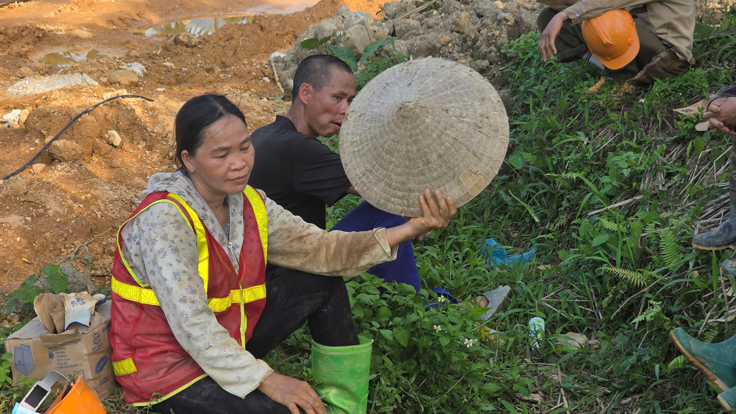 Những b&ocirc;ng hồng sạm nắng tr&ecirc;n c&ocirc;ng trường thi c&ocirc;ng đường d&acirc;y 500kV L&agrave;o Cai - Vĩnh Y&ecirc;n- Ảnh 12.