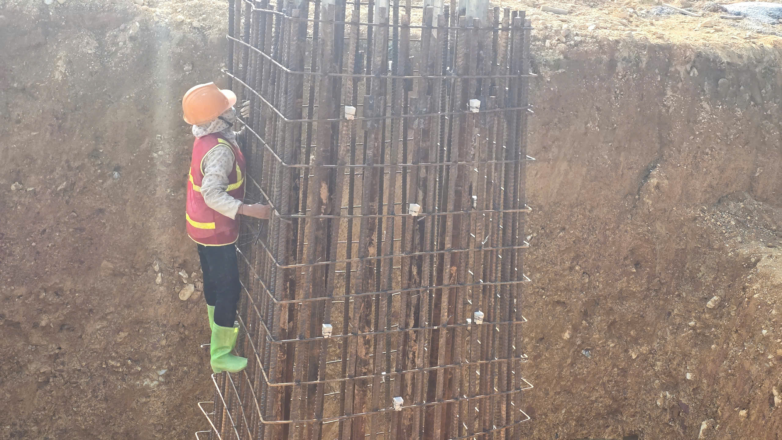 Những b&ocirc;ng hồng sạm nắng tr&ecirc;n c&ocirc;ng trường thi c&ocirc;ng đường d&acirc;y 500kV L&agrave;o Cai - Vĩnh Y&ecirc;n- Ảnh 13.