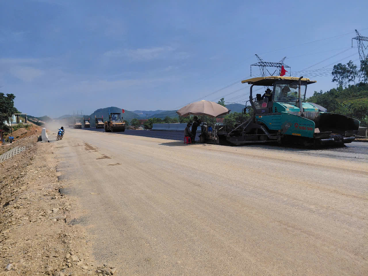 Vượt nắng nóng, đưa cao tốc Vũng Áng - Bùng cán đích cuối tháng 6- Ảnh 5. Vượt nắng nóng, đưa cao tốc Vũng Áng - Bùng cán đích cuối tháng 6- Ảnh 5.