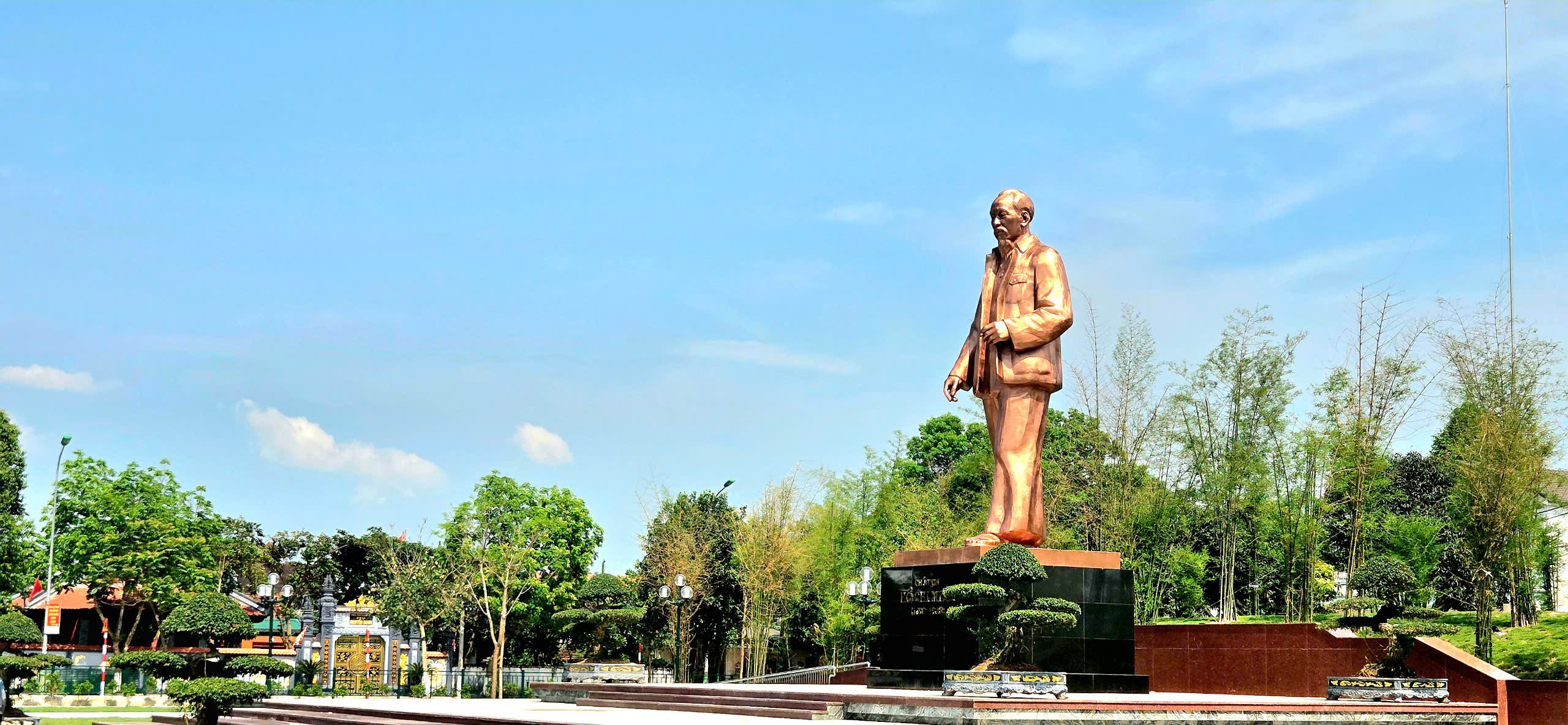 Kh&aacute;nh th&agrave;nh tượng đ&agrave;i &ldquo;B&aacute;c Hồ về thăm qu&ecirc;&rdquo; v&agrave;o dịp Lễ hội L&agrave;ng Sen- Ảnh 3.