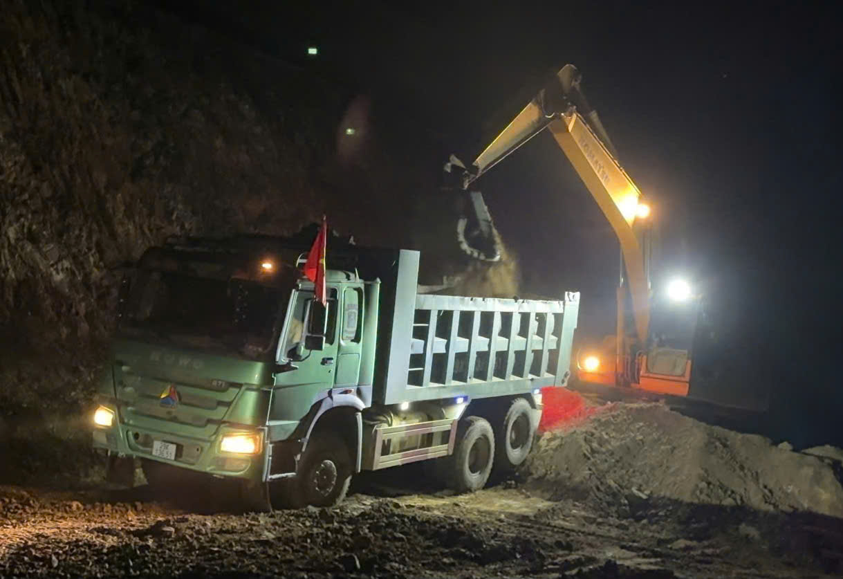 Thi c&ocirc;ng "3 ca 4 k&iacute;p" đưa đường ngh&igrave;n tỷ nối L&agrave;o Cai - Lai Ch&acirc;u về đ&iacute;ch 30/6- Ảnh 9.