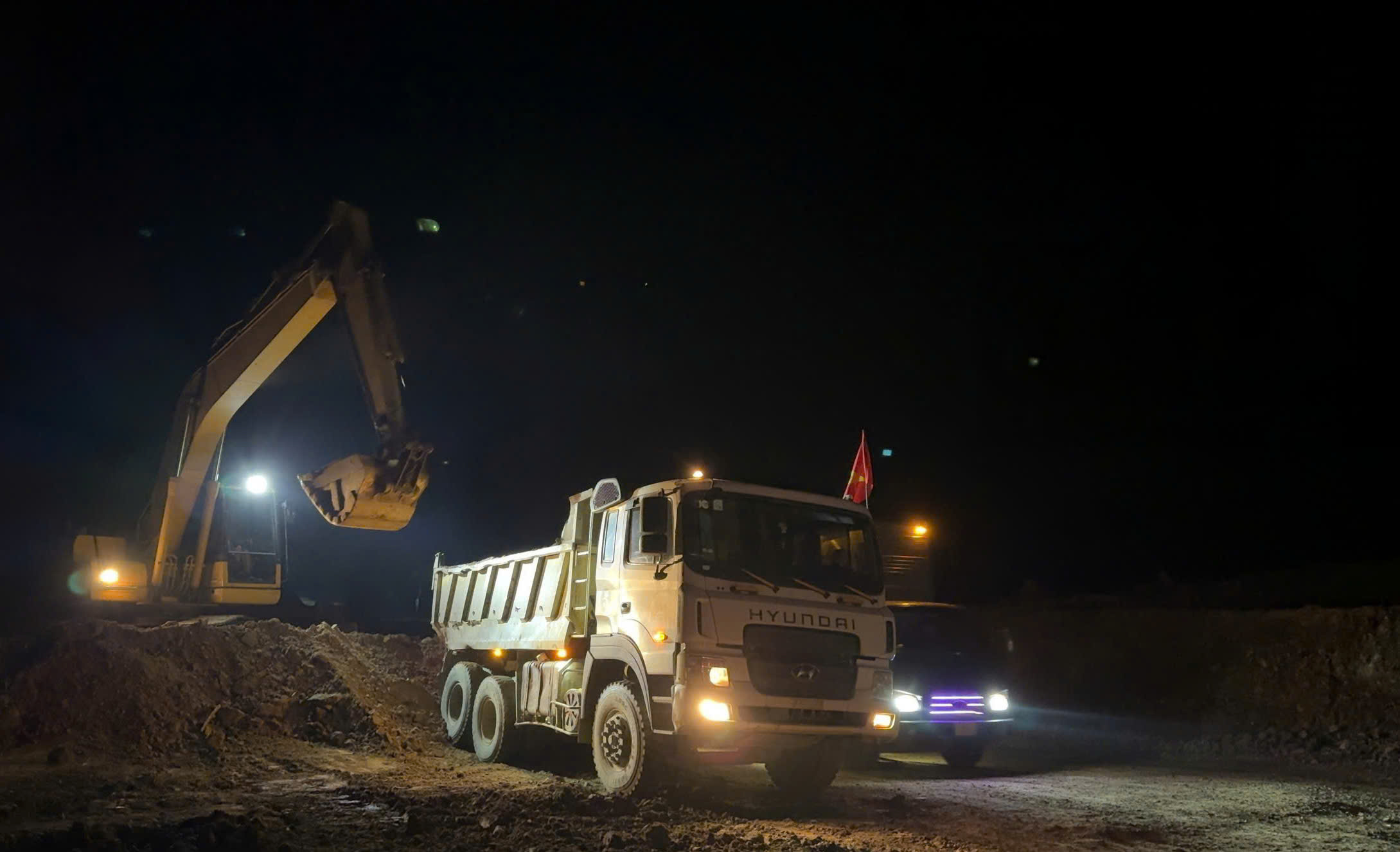 Thi c&ocirc;ng "3 ca 4 k&iacute;p" đưa đường ngh&igrave;n tỷ nối L&agrave;o Cai - Lai Ch&acirc;u về đ&iacute;ch 30/6- Ảnh 10.