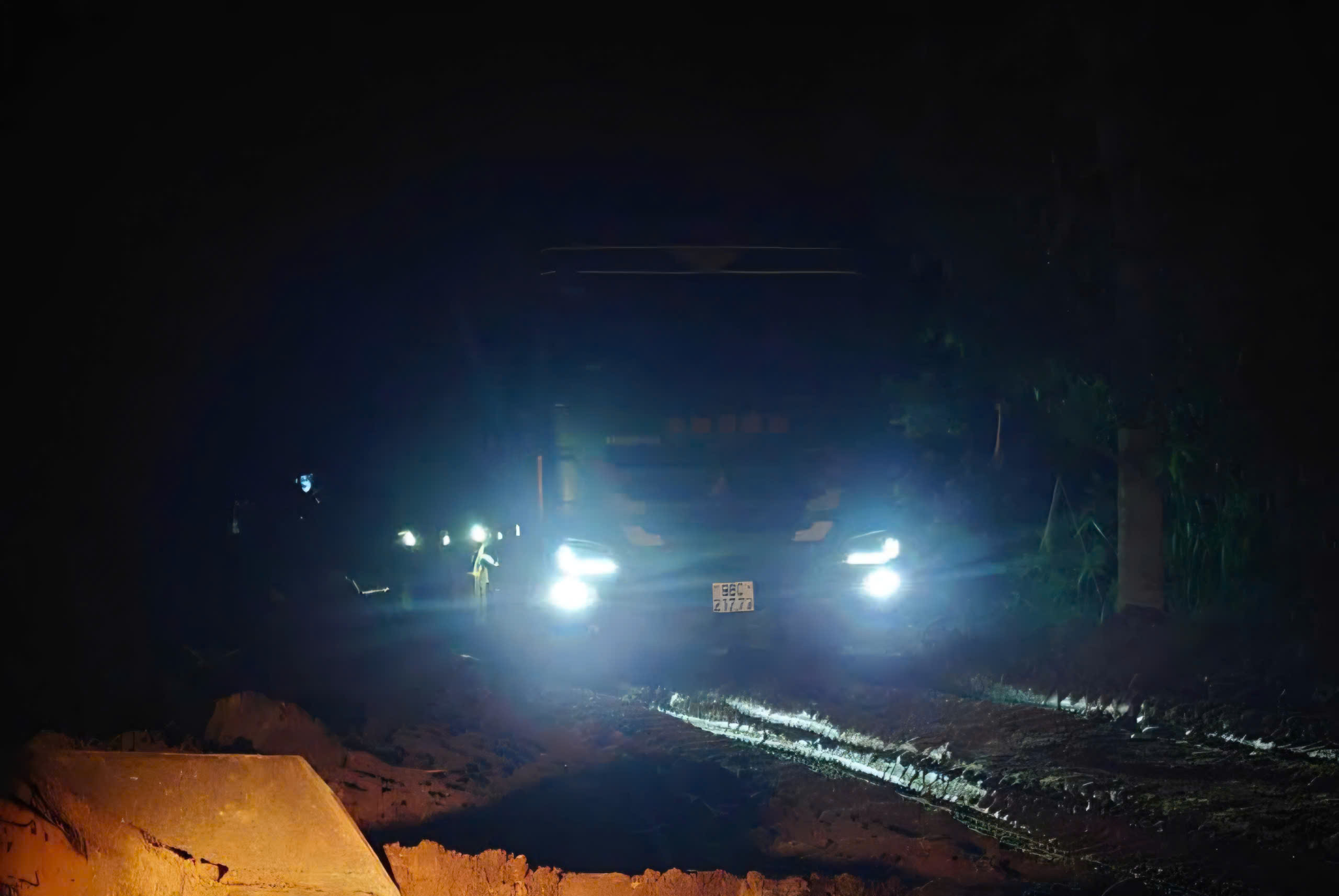 Thi c&ocirc;ng "3 ca 4 k&iacute;p" đưa đường ngh&igrave;n tỷ nối L&agrave;o Cai - Lai Ch&acirc;u về đ&iacute;ch 30/6- Ảnh 11.