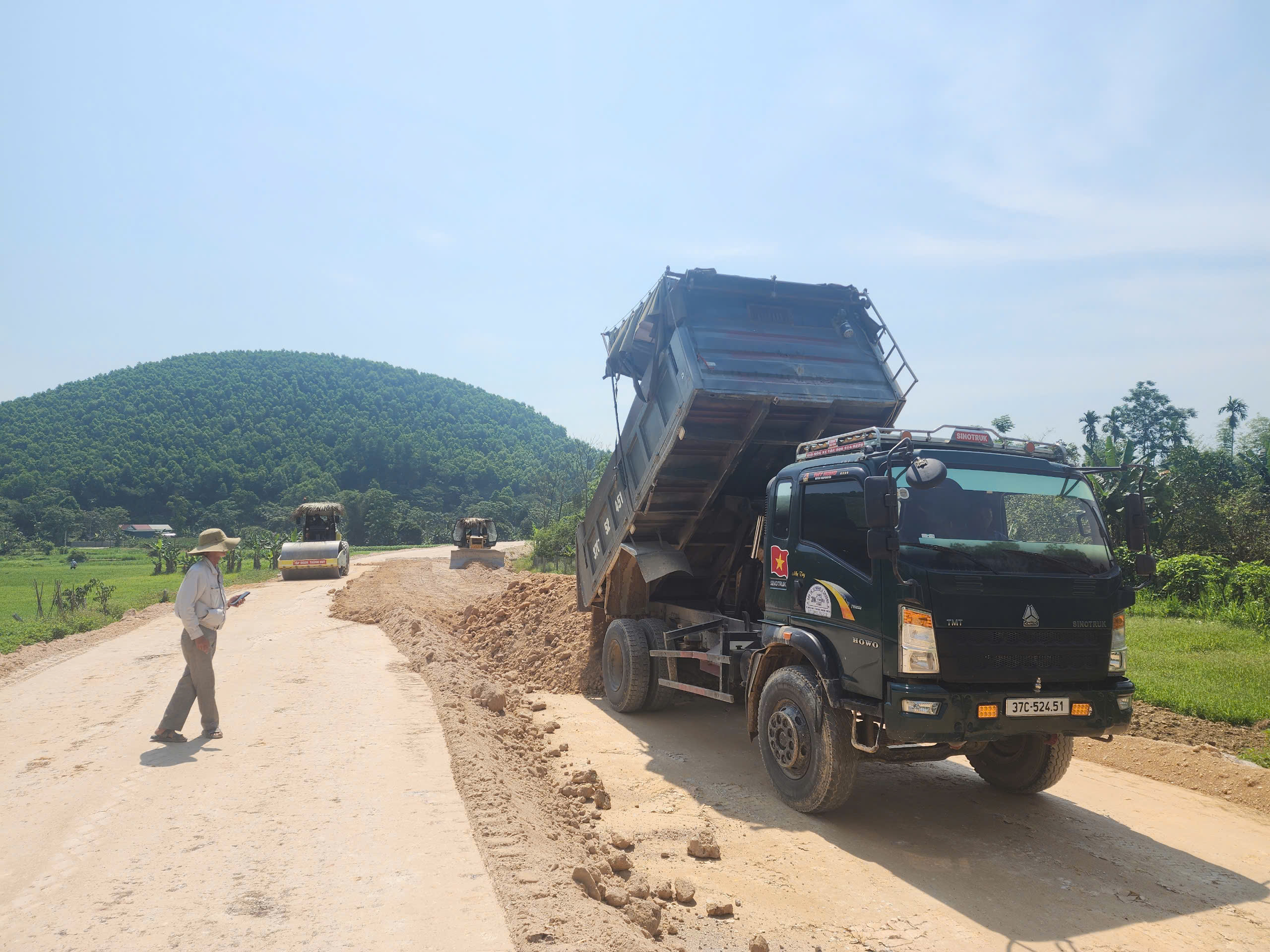 Dự &aacute;n n&acirc;ng cấp quốc lộ 8C "&igrave; ạch" do vướng mặt bằng, thiếu đất đắp- Ảnh 1.