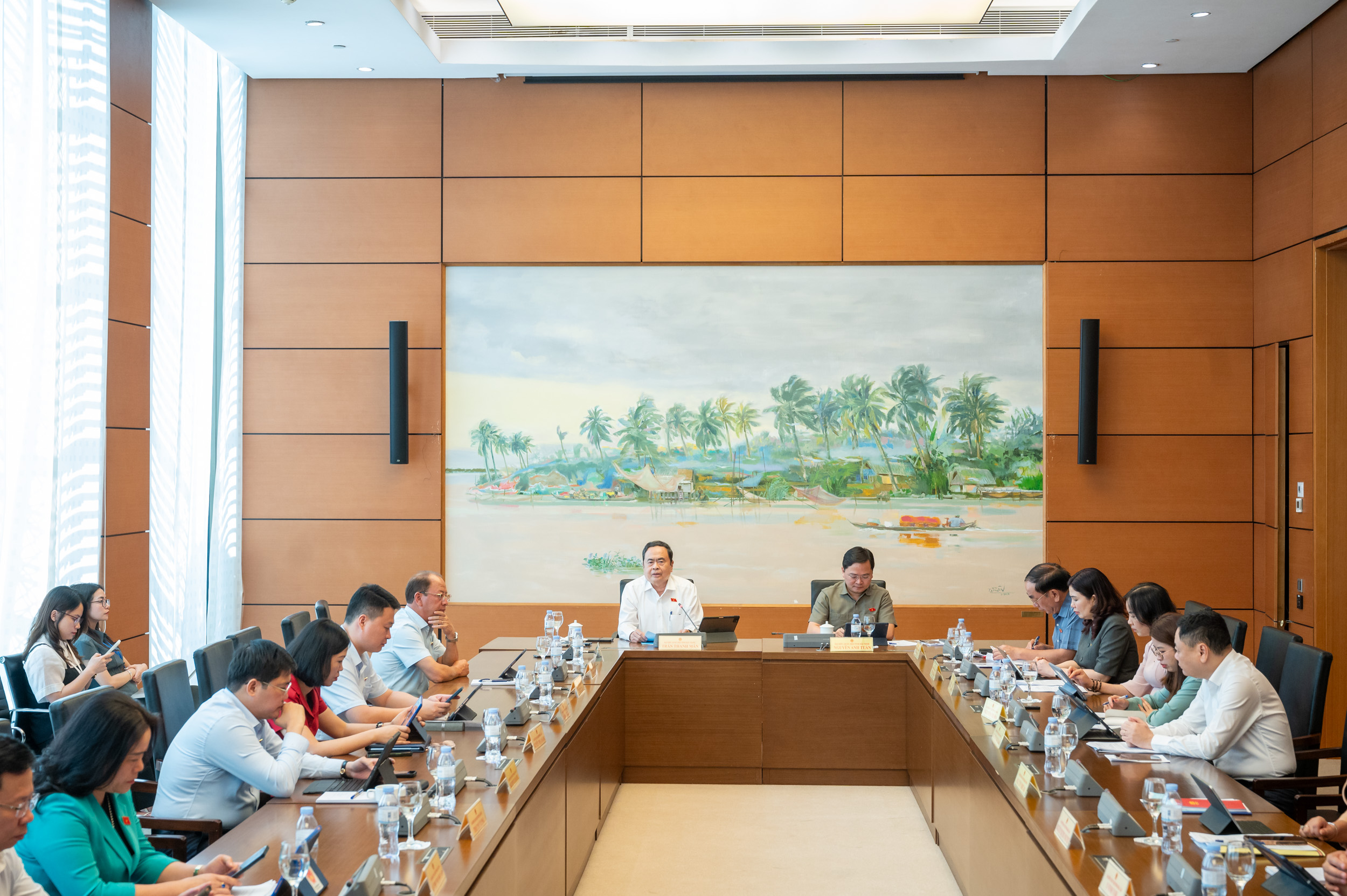 Chủ tịch Quốc hội: Đẩy mạnh giao quyền, kh&ocirc;ng ngồi  ph&ograve;ng lạnh duyệt dự &aacute;n- Ảnh 2.