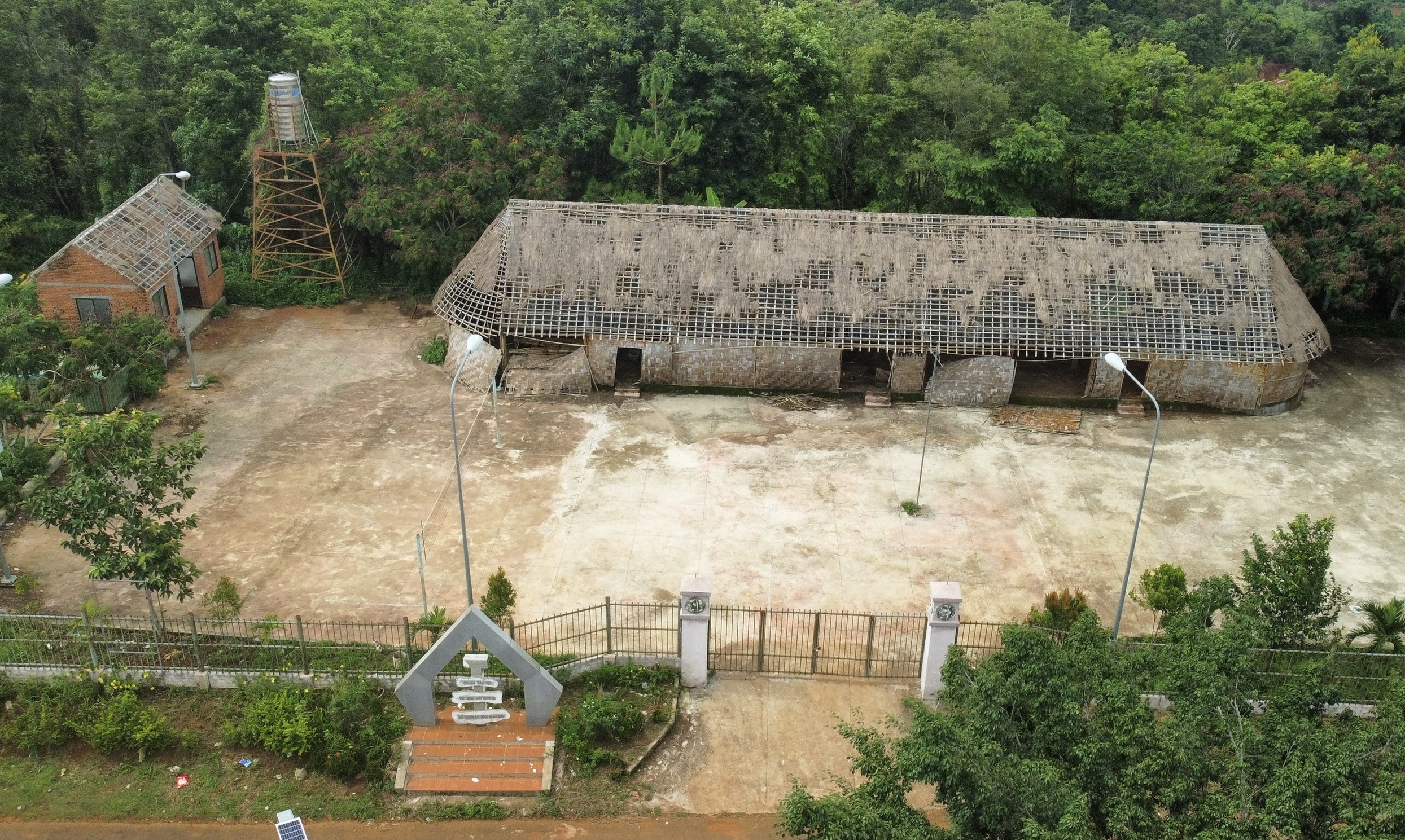 Đắk N&ocirc;ng: C&ocirc;ng tr&igrave;nh nh&agrave; văn h&oacute;a hơn 3 tỷ đồng đổ sập- Ảnh 2.