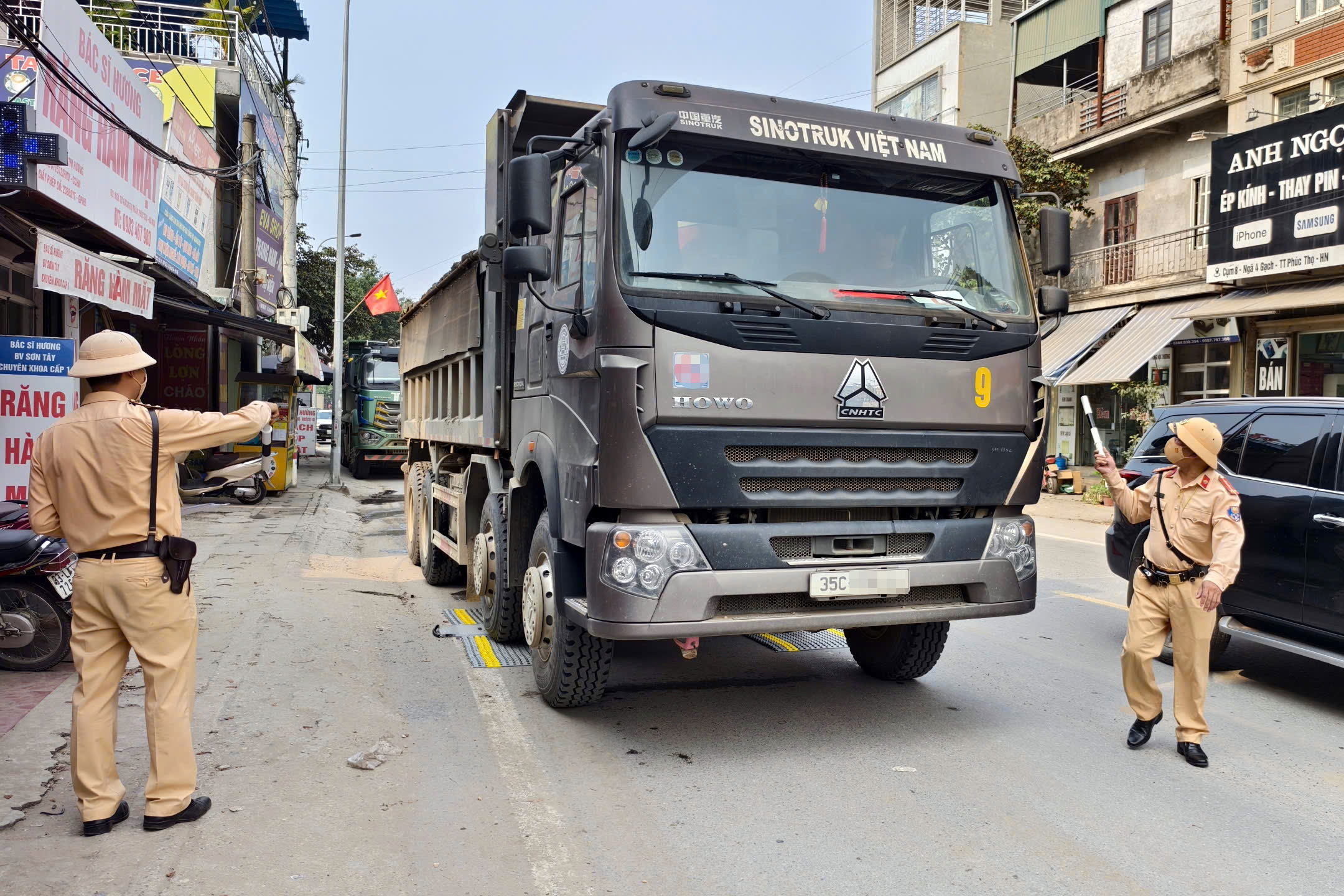 H&agrave; Nội: CSGT lập chốt khung giờ "hiểm", phạt h&agrave;ng loạt xe "hổ vồ" chở qu&aacute; tải- Ảnh 1.