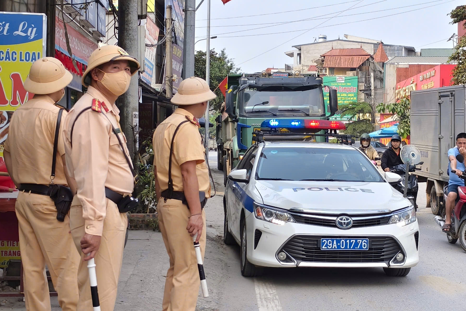 H&agrave; Nội: CSGT lập chốt khung giờ "hiểm", phạt h&agrave;ng loạt xe "hổ vồ" chở qu&aacute; tải- Ảnh 2.