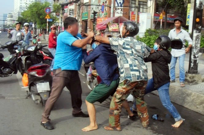 H&agrave;ng loạt vụ h&agrave;nh xử c&ocirc;n đồ do va chạm khi tham gia giao th&ocirc;ng, Bộ C&ocirc;ng an cảnh b&aacute;o g&igrave;?- Ảnh 2.