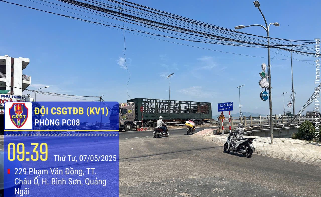 Lắp th&ecirc;m đ&egrave;n t&iacute;n hiệu, biển b&aacute;o tại c&aacute;c vị tr&iacute; giao cắt tr&ecirc;n QL1 qua Quảng Ng&atilde;i- Ảnh 1.