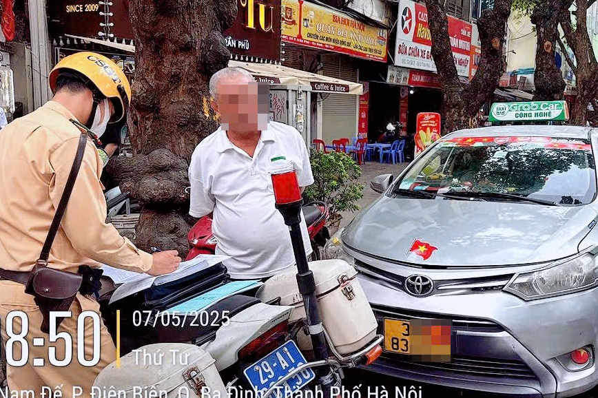 H&agrave; Nội: Phạt h&agrave;ng chục t&agrave;i xế dừng, đỗ xe trong h&agrave;nh lang an to&agrave;n đường sắt- Ảnh 1.