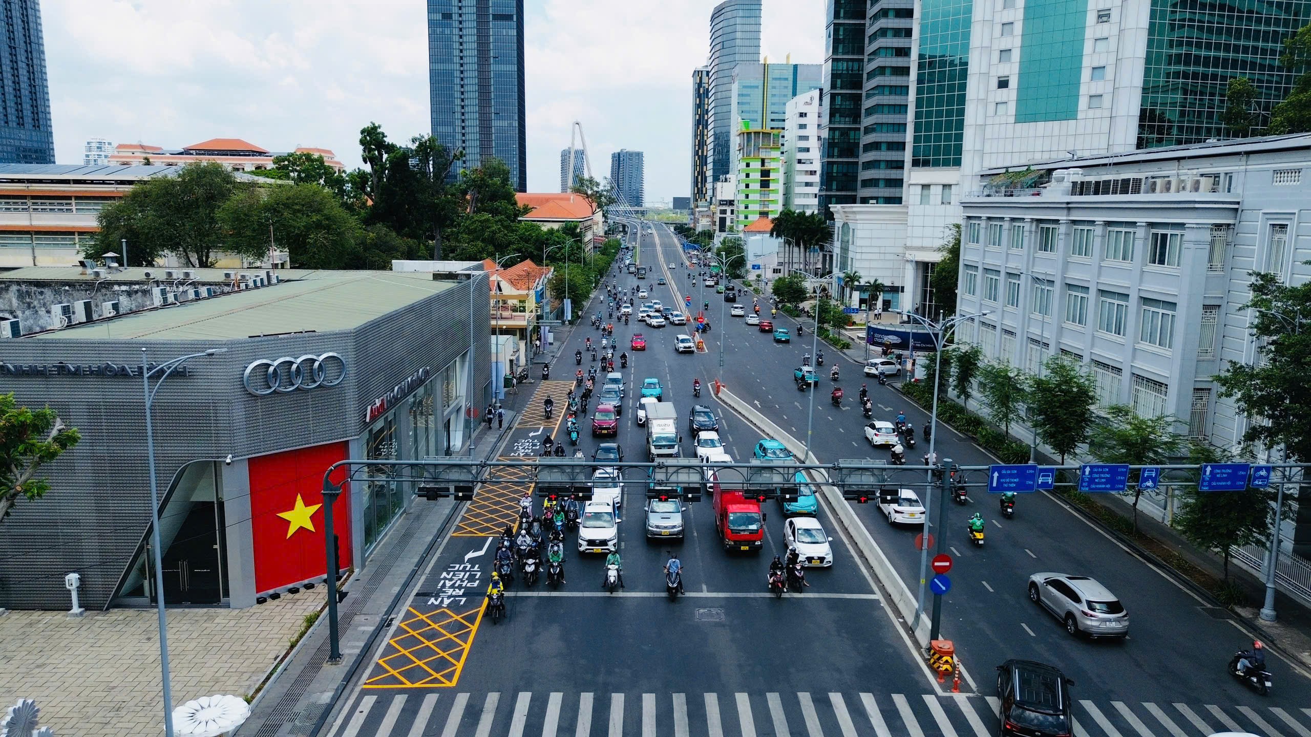 TP.HCM kẻ th&ecirc;m vạch mắt v&otilde;ng ở giao lộ L&ecirc; Duẩn - T&ocirc;n Đức Thắng- Ảnh 6.