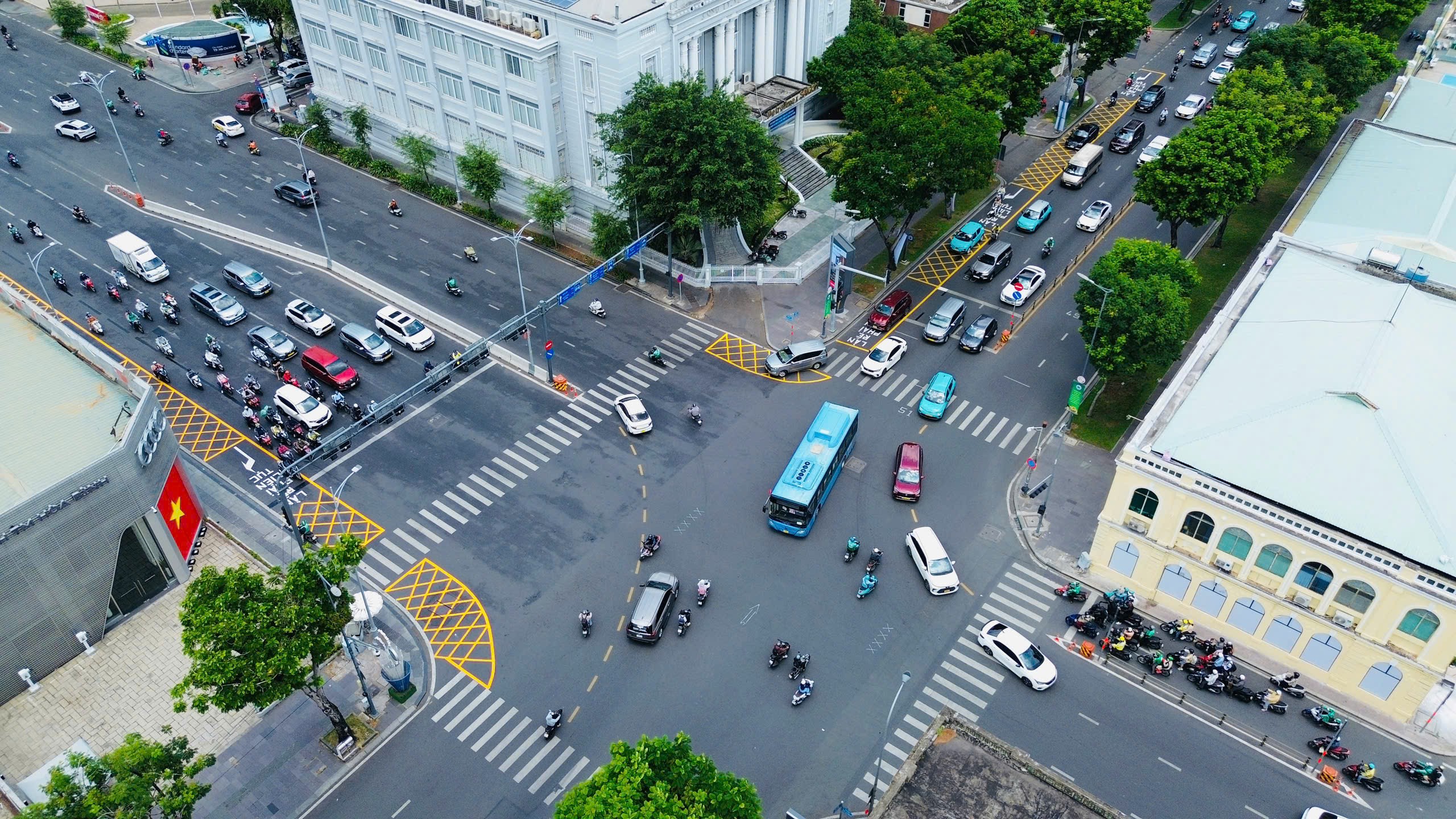 TP.HCM kẻ th&ecirc;m vạch mắt v&otilde;ng ở giao lộ L&ecirc; Duẩn - T&ocirc;n Đức Thắng- Ảnh 1.