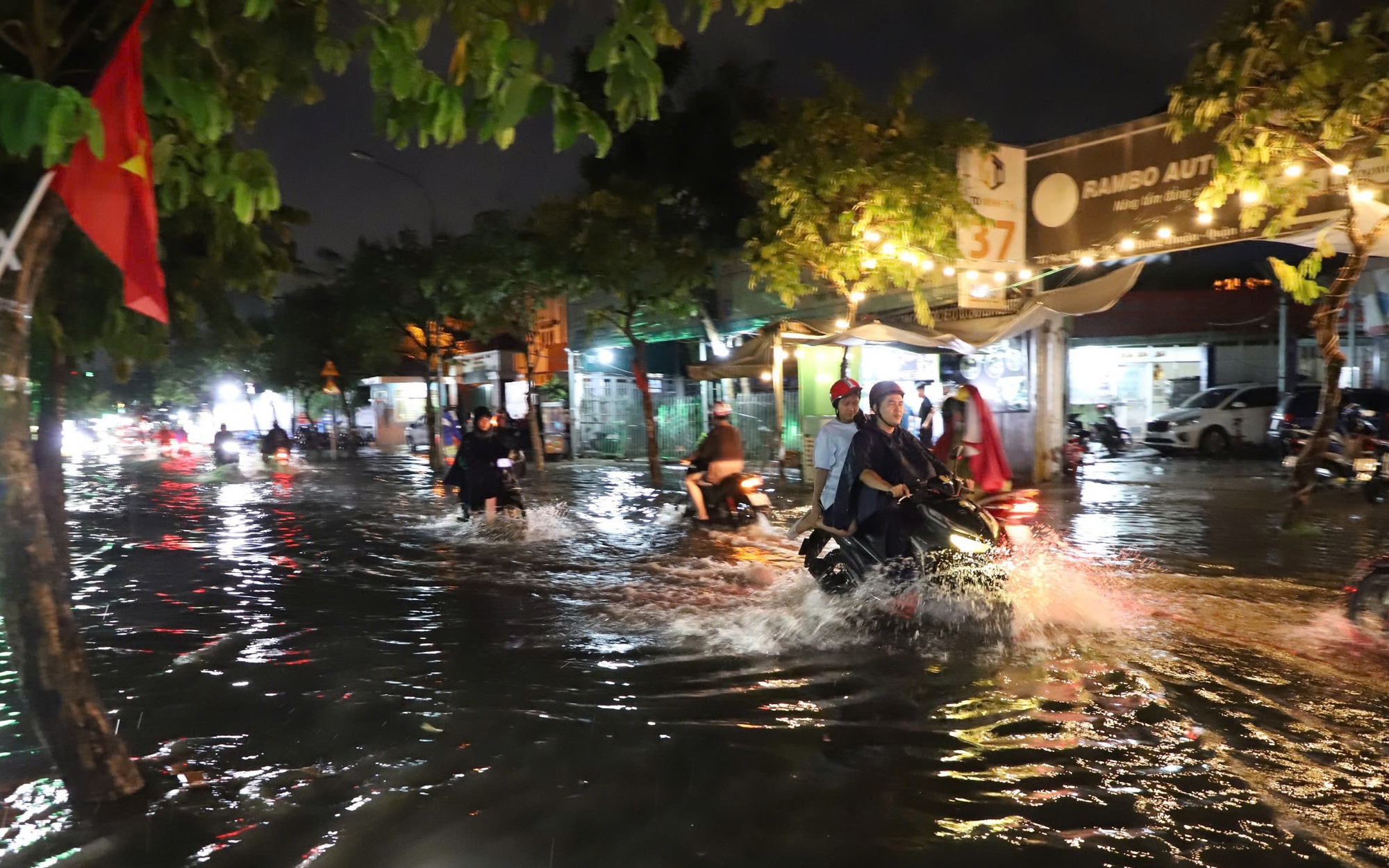 Đường phố TP.HCM biến th&agrave;nh s&ocirc;ng sau cơn mưa lớn tối 7/5